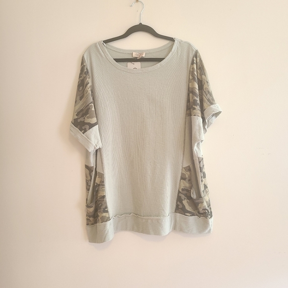 NWT Plus Size Camo Short Sleeved Contemporary Top - Picture 4 of 4